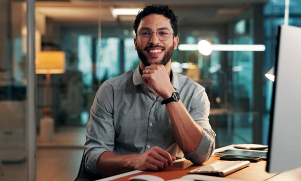 Homem sorridente em seu local de trabalho, representando: Parcelamento de débitos do Simples Nacional: como fazer e regularizar