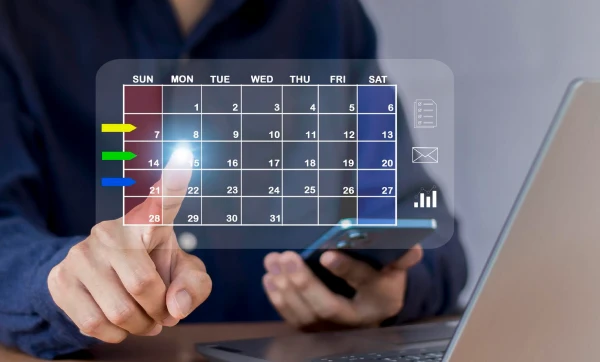 homem tocando com o indicador um calendário digital, representando: Calendário fiscal 2026 para microempresa: todas as datas, obrigações e marcos da Reforma Tributária mês a mês