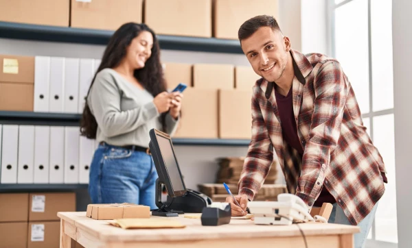 homem e mulher empreendedores no Almoxarifado, representando: Como negociar com fornecedores e conseguir melhores condições de compra