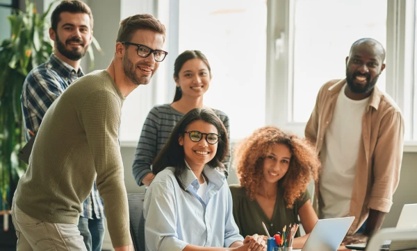 Equipe com 6 pessoas sorridentes, representando: Gestão de equipe em empresa pequena: como organizar, delegar e manter o time produtivo
